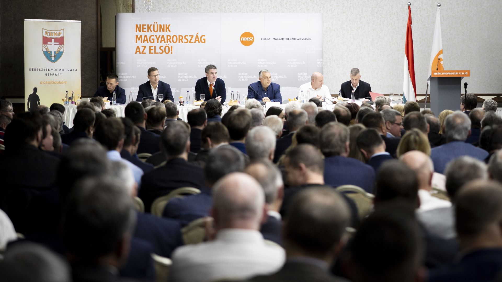 Márciusban 1203 embernek fizetett a Fidesz és a KDNP frakciója