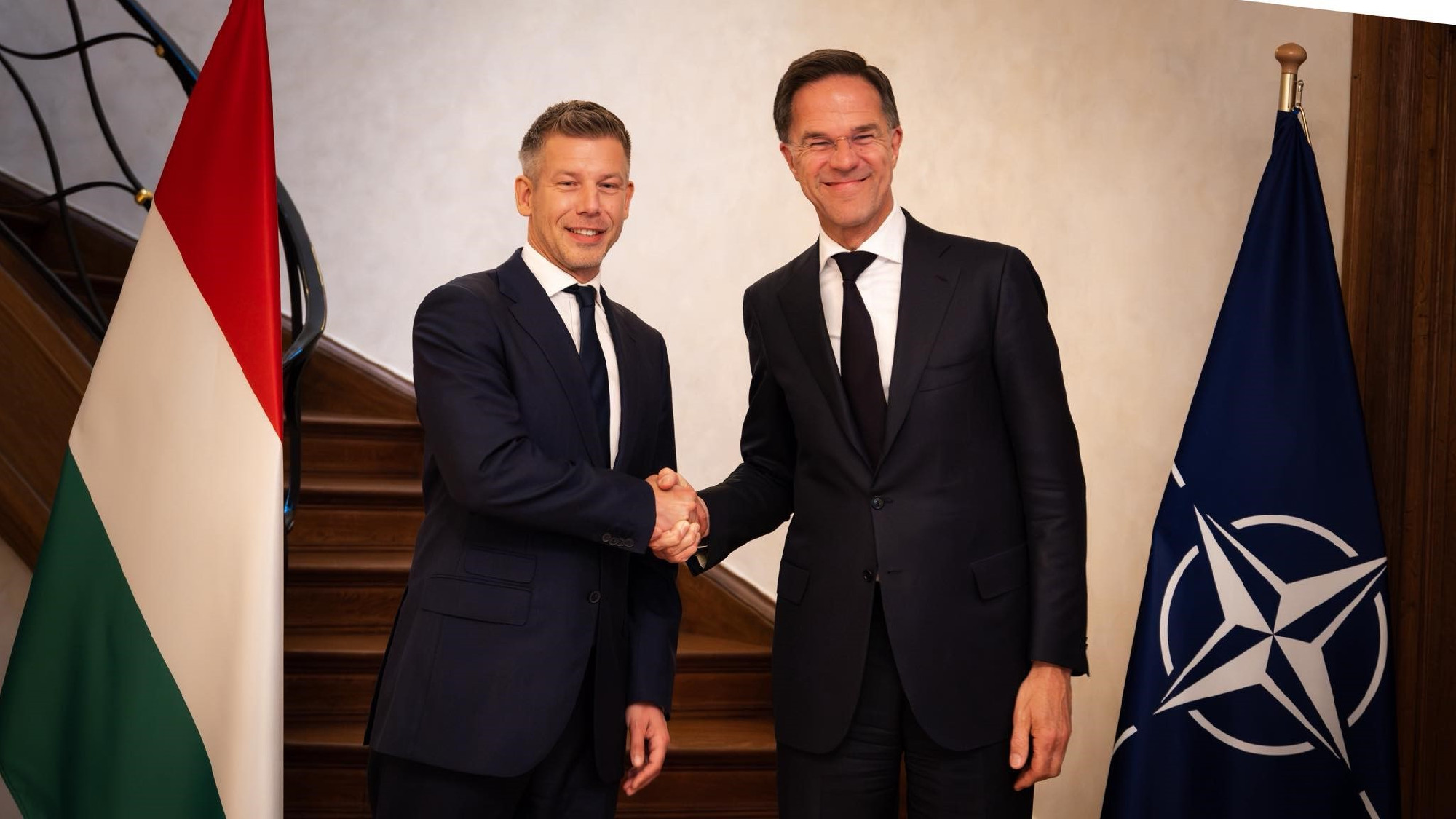 Magyar Péter elmondta a NATO-főtitkárnak, hogy Magyarország nem küld fegyvereket az orosz-ukrán háborúba