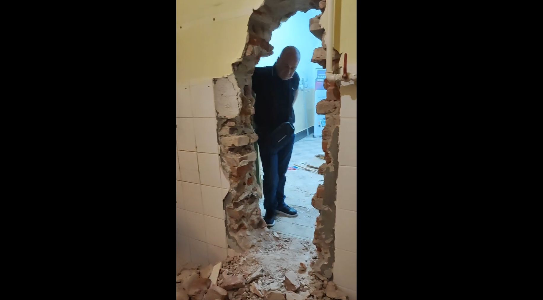 Áttörték a falat a nagyváradi premontrei rendházban